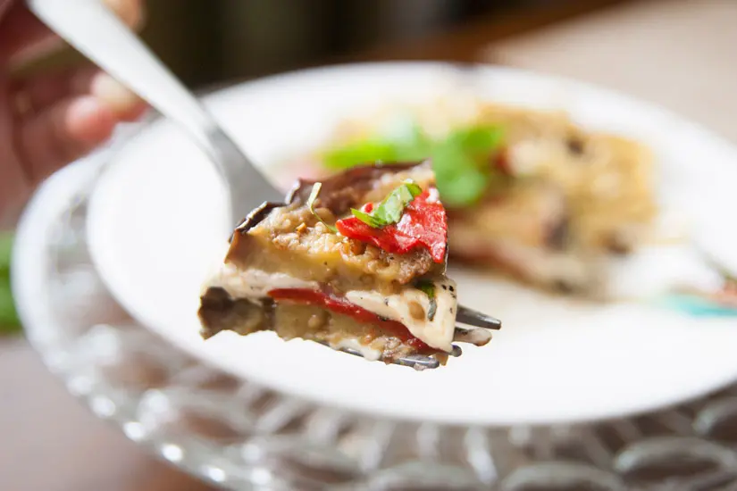 These grilled balsamic eggplant stacks are full of oh-so-melty mozzarella cheese, smoky roasted red peppers, and basil, and are perfect for a light dinner! | www.pinchmeimeating.com