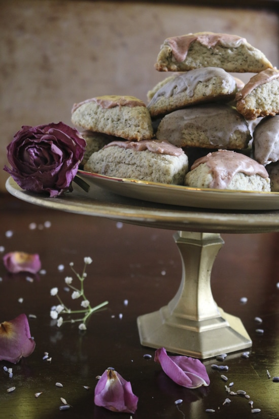 These moist, dense Earl Grey scones with rose and lavender floral icings will make you feel like you're in an enchanted garden! | www.pinchmeimeating.com