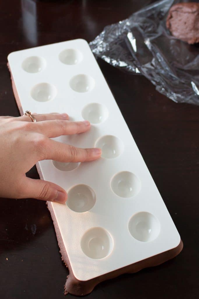 This chocolate ravioli with white chocolate mascarpone filling and raspberry sauce is an elegant, romantic, and unique dessert that is sure to impress! | www.pinchmeimeating.com