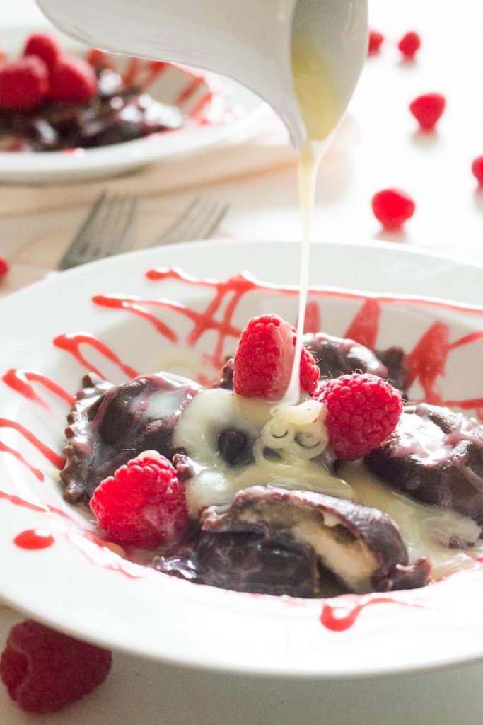 This chocolate ravioli with white chocolate mascarpone filling and raspberry sauce is an elegant, romantic, and unique dessert that is sure to impress! | www.pinchmeimeating.com