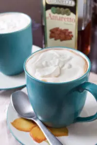 Not too sweet, and not too boozy, this deliciously nutty amaretto latte is juuuuust riiiiight. I love how simple it is to make, and it tastes like it's from a coffee shop! | www.pinchmeimeating.com