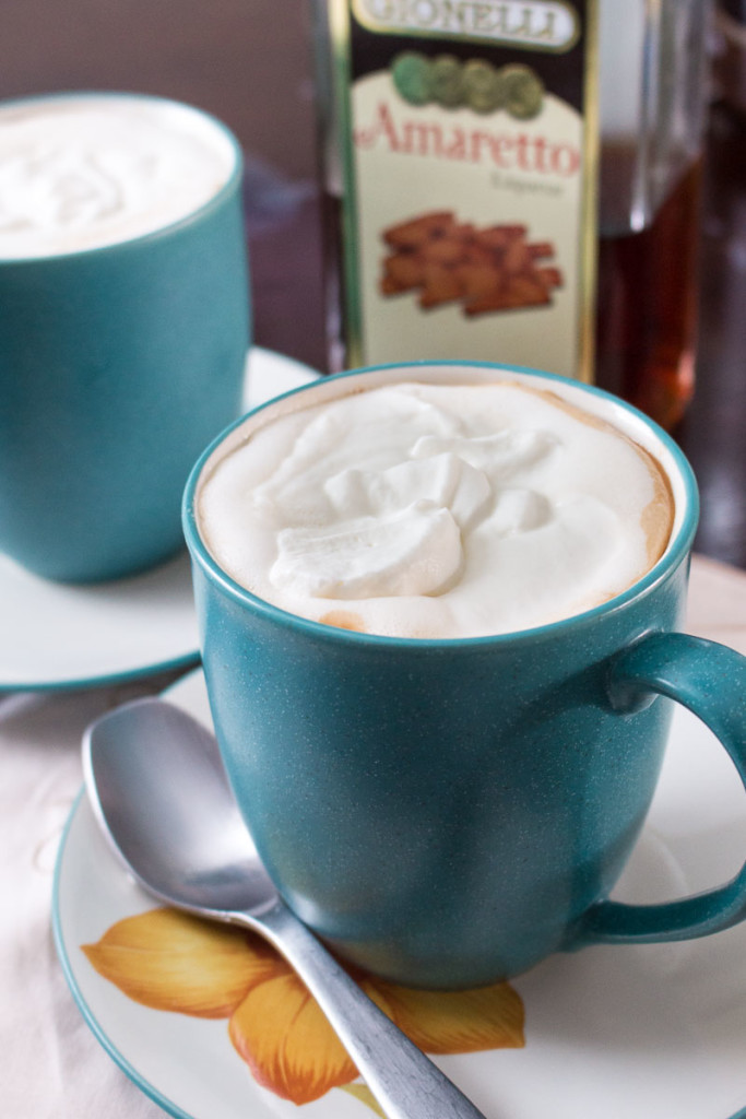 Not too sweet, and not too boozy, this deliciously nutty amaretto latte is juuuuust riiiiight. I love how simple it is to make, and it tastes like it's from a coffee shop! | www.pinchmeimeating.com