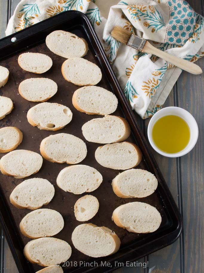 Learn how to make crostini with brie and blackberries - one of my favorite easy, elegant appetizers with prep time of only 5 minutes! #recipes #entertaining #partyfood