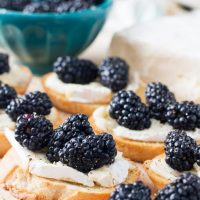 Learn how to make crostini with brie and blackberries - one of my favorite easy, elegant appetizers with prep time of only 5 minutes! #recipes #entertaining #partyfood