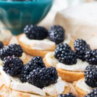 Learn how to make crostini with brie and blackberries - one of my favorite easy, elegant appetizers with prep time of only 5 minutes! #recipes #entertaining #partyfood