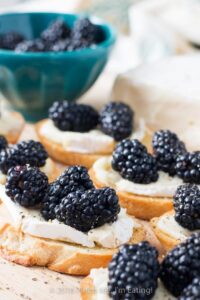 Learn how to make crostini with brie and blackberries - one of my favorite easy, elegant appetizers with prep time of only 5 minutes! #recipes #entertaining #partyfood
