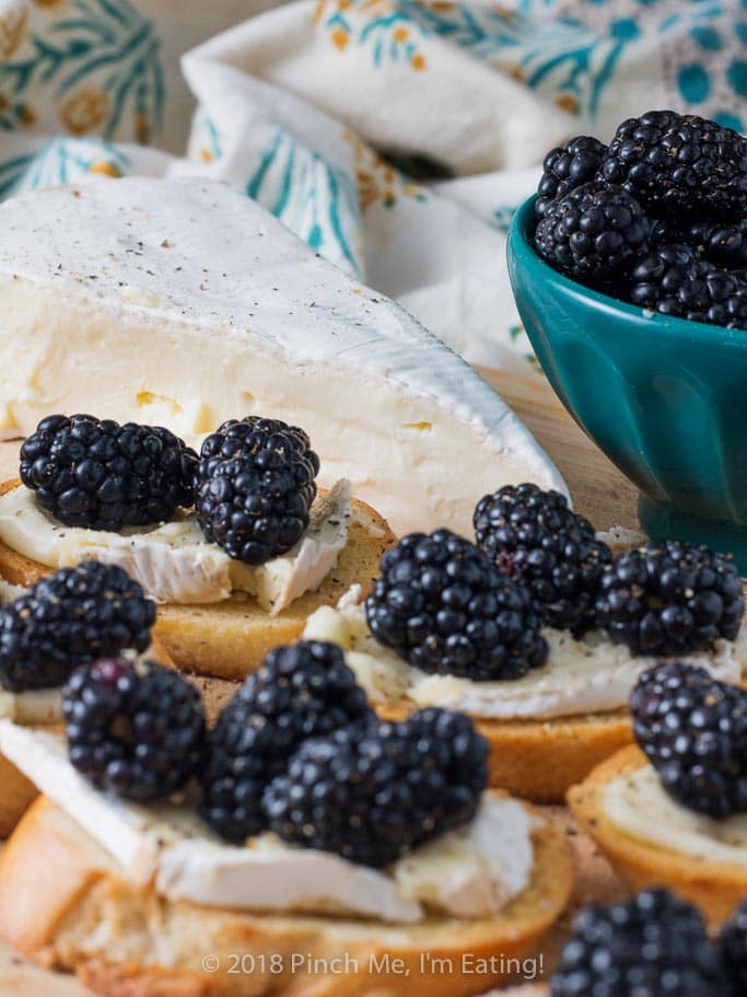 Learn how to make crostini with brie and blackberries - one of my favorite easy, elegant appetizers with prep time of only 5 minutes! #recipes #entertaining #partyfood