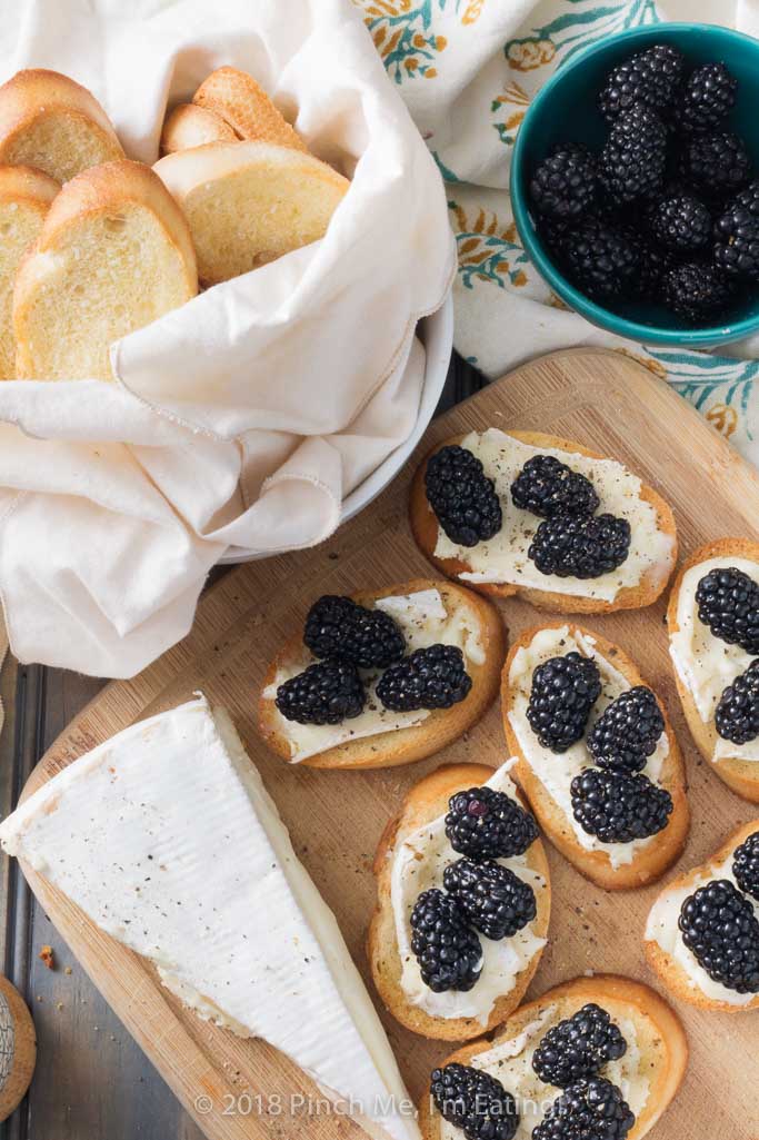 Learn how to make crostini with brie and blackberries - one of my favorite easy, elegant appetizers with prep time of only 5 minutes! #recipes #entertaining #partyfood