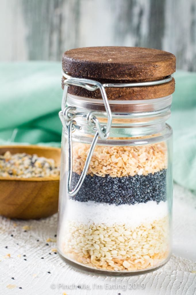 Layered garlic, sesame seeds, salt, poppy seeds, and onion in a jar.